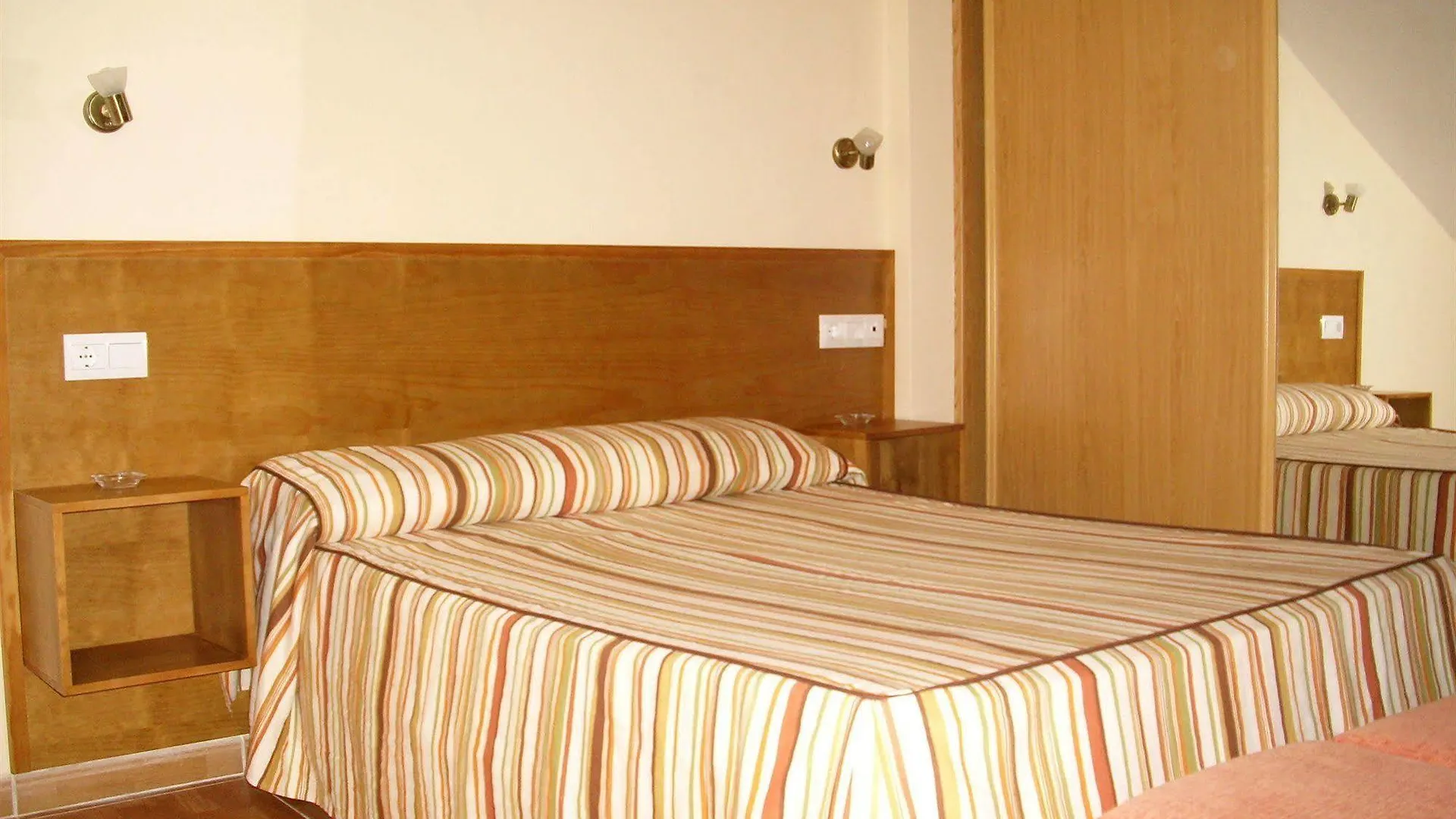 Apartamentos Maria Del Carmen トレモリノス 0*,  スペイン